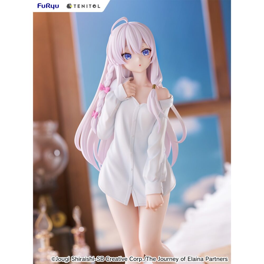 Elaina shirt version wandering witch: the journey of elaina tenitol tall. Furyu incorpora a su colección tenitol tall esta figura de elaina. Está inspirada en la ilustración de la portada, de la edición especial del volumen 21, de la novela ligera "wandering witch: the journey of elaina". Esta versión presenta a la joven bruja con una camisa holgada, dejando ver ligeramente sus hombros, en una pose relajada. La figura mide aproximadamente 30 cm y destaca por el realismo de las arrugas de la tela. Está fabricada en atbc-pvc y abs, e incluye una base redonda transparente para su exposición.