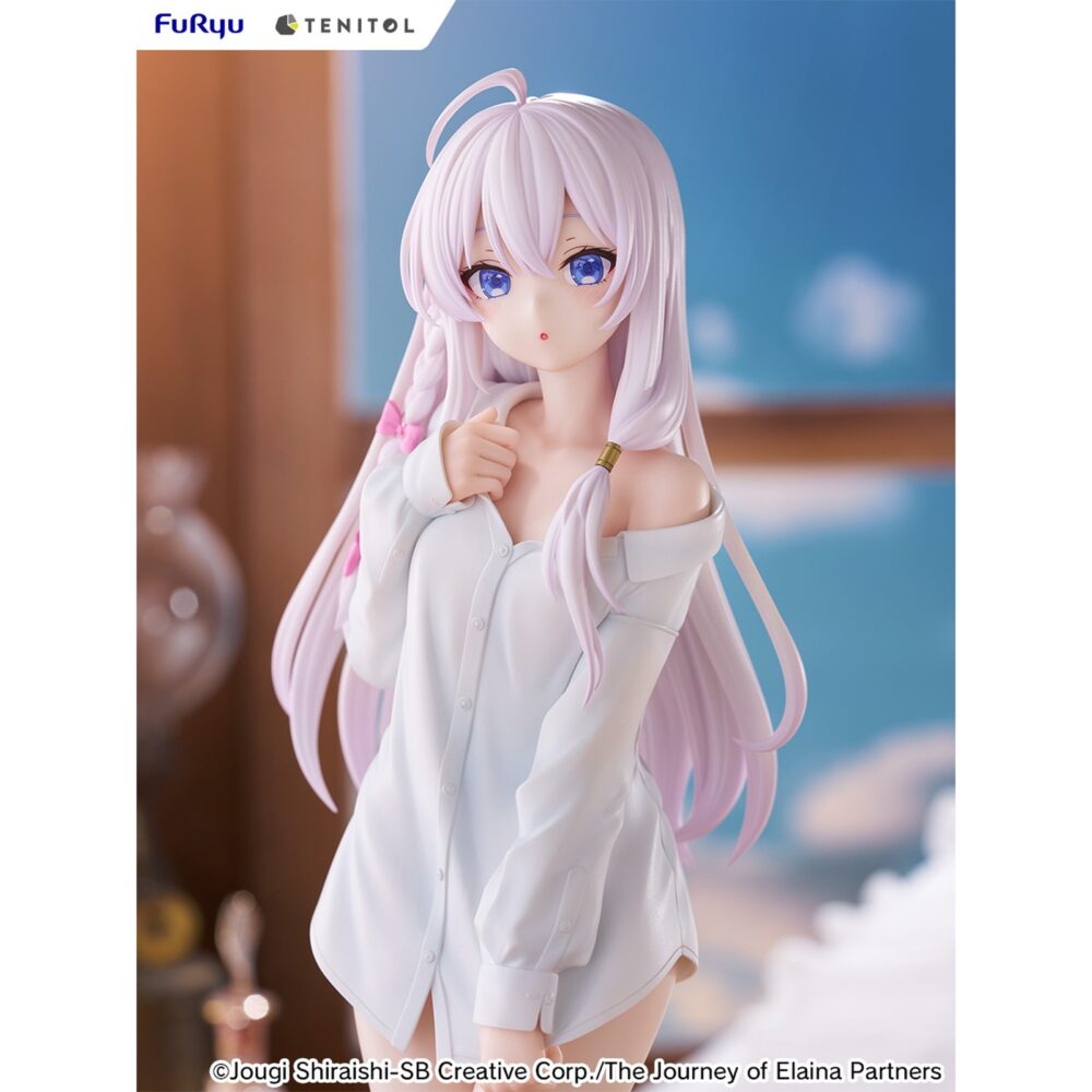 Elaina shirt version wandering witch: the journey of elaina tenitol tall. Furyu incorpora a su colección tenitol tall esta figura de elaina. Está inspirada en la ilustración de la portada, de la edición especial del volumen 21, de la novela ligera "wandering witch: the journey of elaina". Esta versión presenta a la joven bruja con una camisa holgada, dejando ver ligeramente sus hombros, en una pose relajada. La figura mide aproximadamente 30 cm y destaca por el realismo de las arrugas de la tela. Está fabricada en atbc-pvc y abs, e incluye una base redonda transparente para su exposición.