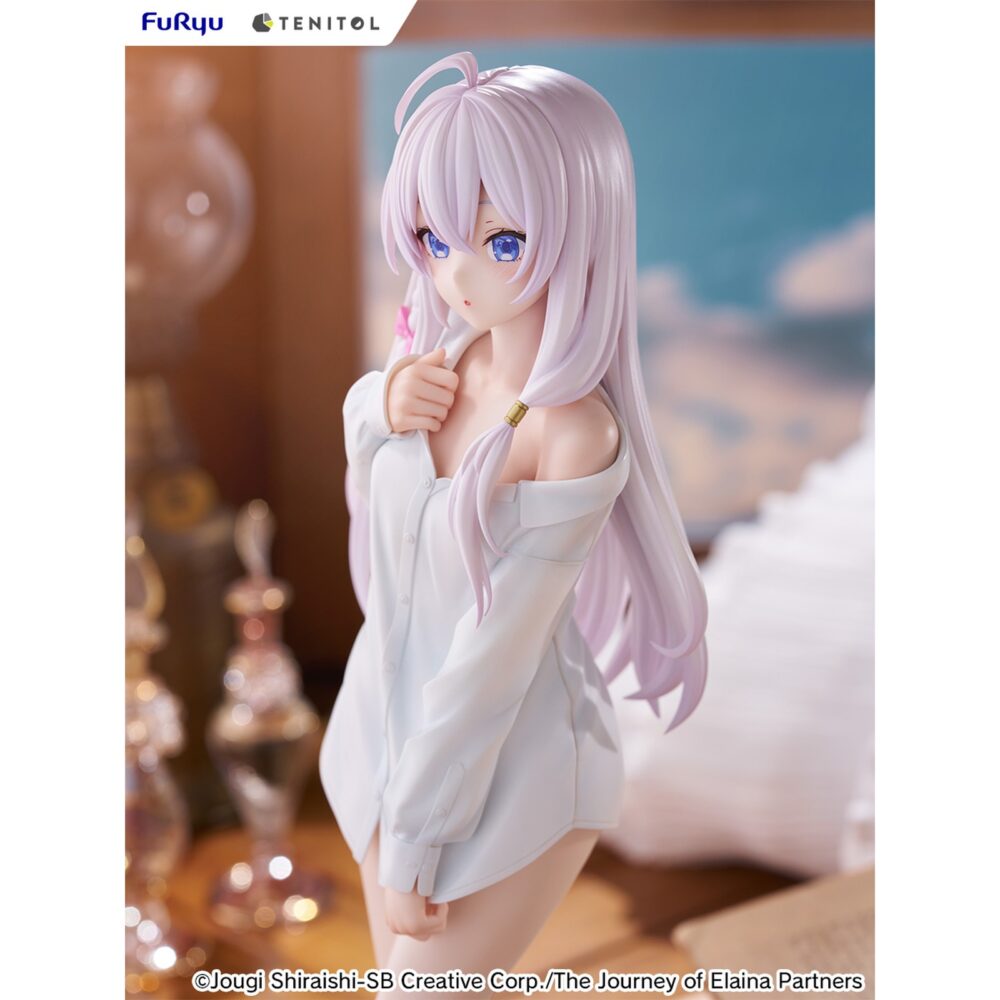 Elaina shirt version wandering witch: the journey of elaina tenitol tall. Furyu incorpora a su colección tenitol tall esta figura de elaina. Está inspirada en la ilustración de la portada, de la edición especial del volumen 21, de la novela ligera "wandering witch: the journey of elaina". Esta versión presenta a la joven bruja con una camisa holgada, dejando ver ligeramente sus hombros, en una pose relajada. La figura mide aproximadamente 30 cm y destaca por el realismo de las arrugas de la tela. Está fabricada en atbc-pvc y abs, e incluye una base redonda transparente para su exposición.