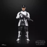 ISB TACTICAL AGENT BLACK SERIES STAR WARS ANDOR. La línea Star Wars The Black Series incluye figuras, vehículos y artículos para juego de rol inspirados en los más de 40 años de legado que nos ha dado la galaxia de Star Wars. los fans pueden recrear escenas galácticas de los cómics, las películas y las series con fidelidad. Esta figura Hasbro Star Wars está diseñada para parecerse al personaje del agente táctico del BSI de la serie Star Wars: Andor. Con características y detalles excelentes, la línea The Black Series personifica la calidad y el realismo que los devotos de Star Wars adoran. ¡Que la Fuerza te acompañe!