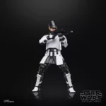 ISB TACTICAL AGENT BLACK SERIES STAR WARS ANDOR. La línea Star Wars The Black Series incluye figuras, vehículos y artículos para juego de rol inspirados en los más de 40 años de legado que nos ha dado la galaxia de Star Wars. los fans pueden recrear escenas galácticas de los cómics, las películas y las series con fidelidad. Esta figura Hasbro Star Wars está diseñada para parecerse al personaje del agente táctico del BSI de la serie Star Wars: Andor. Con características y detalles excelentes, la línea The Black Series personifica la calidad y el realismo que los devotos de Star Wars adoran. ¡Que la Fuerza te acompañe!