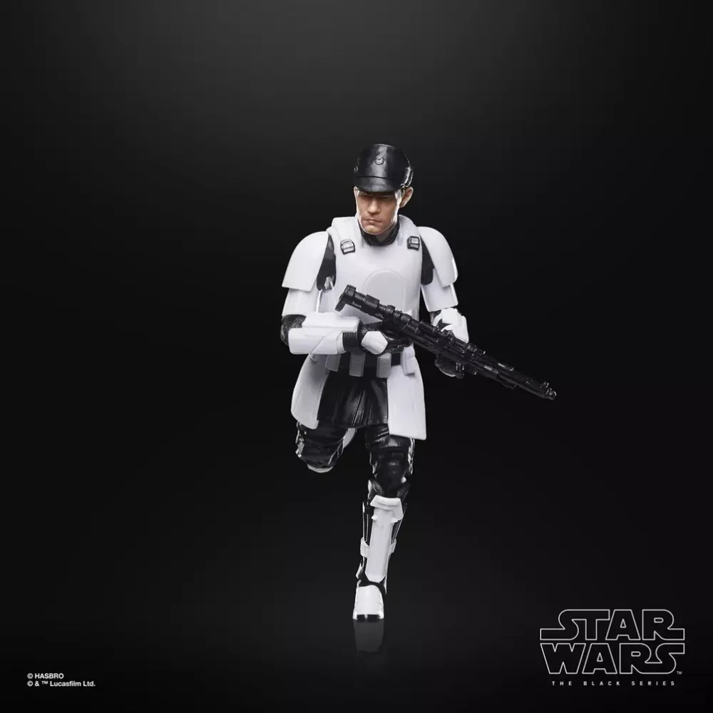 Isb tactical agent black series star wars andor. La línea star wars the black series incluye figuras, vehículos y artículos para juego de rol inspirados en los más de 40 años de legado que nos ha dado la galaxia de star wars. Los fans pueden recrear escenas galácticas de los cómics, las películas y las series con fidelidad. Esta figura hasbro star wars está diseñada para parecerse al personaje del agente táctico del bsi de la serie star wars: andor. Con características y detalles excelentes, la línea the black series personifica la calidad y el realismo que los devotos de star wars adoran. ¡que la fuerza te acompañe!