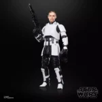 ISB TACTICAL AGENT BLACK SERIES STAR WARS ANDOR. La línea Star Wars The Black Series incluye figuras, vehículos y artículos para juego de rol inspirados en los más de 40 años de legado que nos ha dado la galaxia de Star Wars. los fans pueden recrear escenas galácticas de los cómics, las películas y las series con fidelidad. Esta figura Hasbro Star Wars está diseñada para parecerse al personaje del agente táctico del BSI de la serie Star Wars: Andor. Con características y detalles excelentes, la línea The Black Series personifica la calidad y el realismo que los devotos de Star Wars adoran. ¡Que la Fuerza te acompañe!