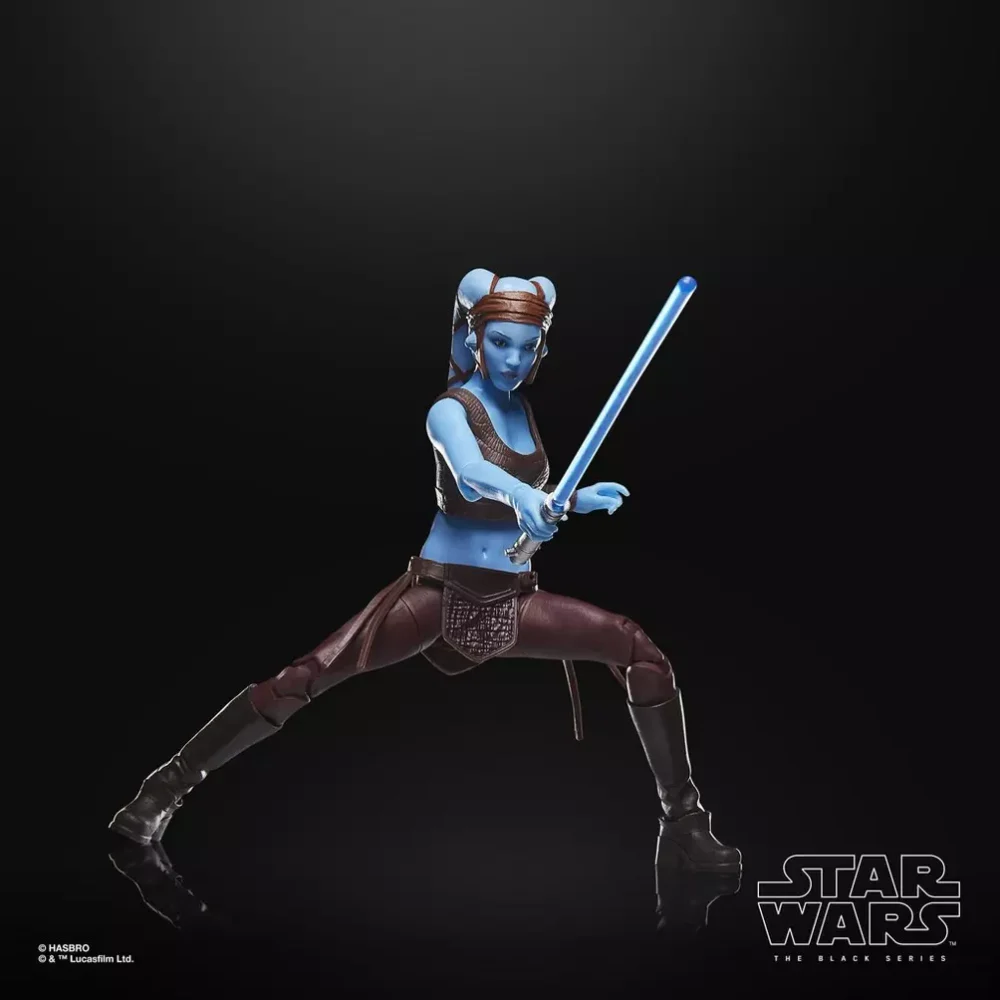 STAR WARS THE BLACK SERIES AAYLA SECURA. La línea Star Wars The Black Series incluye figuras, vehículos y artículos para juego de rol inspirados en los más de 40 años de legado que nos ha dado la galaxia de Star Wars. Para que los fans puedan recrear escenas galácticas de los cómics, las películas y las series con fidelidad. Con características y detalles excelentes, la línea The Black Series personifica la calidad y el realismo que los devotos de Star Wars adoran. ¡Que la Fuerza te acompañe!