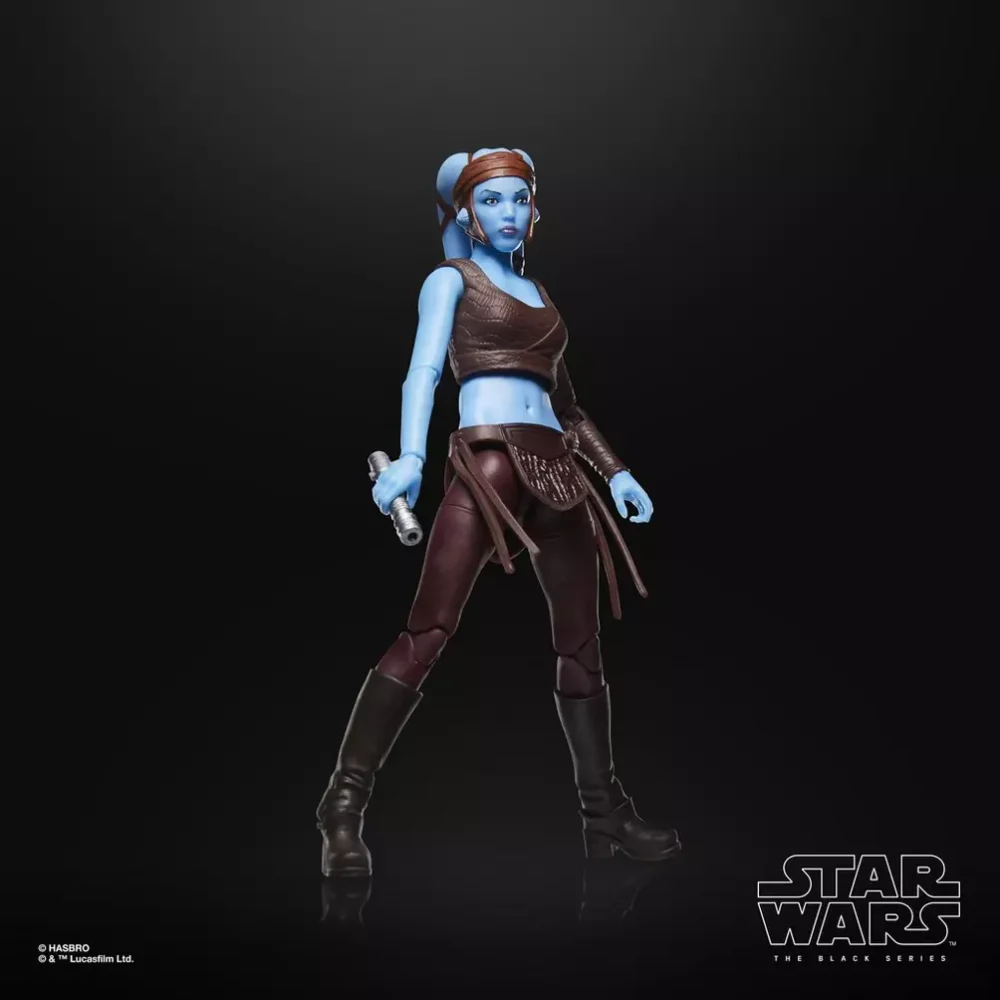STAR WARS THE BLACK SERIES AAYLA SECURA. La línea Star Wars The Black Series incluye figuras, vehículos y artículos para juego de rol inspirados en los más de 40 años de legado que nos ha dado la galaxia de Star Wars. Para que los fans puedan recrear escenas galácticas de los cómics, las películas y las series con fidelidad. Con características y detalles excelentes, la línea The Black Series personifica la calidad y el realismo que los devotos de Star Wars adoran. ¡Que la Fuerza te acompañe!