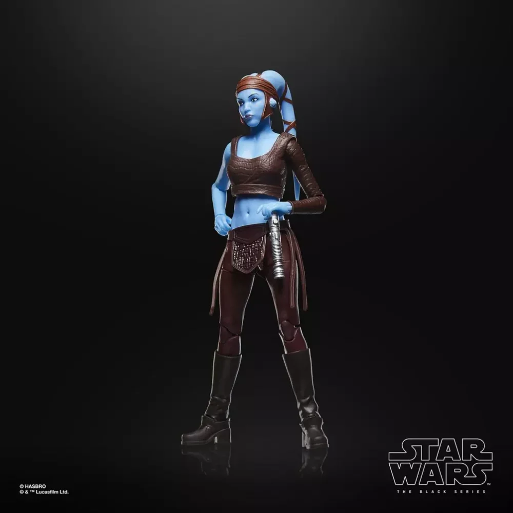 STAR WARS THE BLACK SERIES AAYLA SECURA. La línea Star Wars The Black Series incluye figuras, vehículos y artículos para juego de rol inspirados en los más de 40 años de legado que nos ha dado la galaxia de Star Wars. Para que los fans puedan recrear escenas galácticas de los cómics, las películas y las series con fidelidad. Con características y detalles excelentes, la línea The Black Series personifica la calidad y el realismo que los devotos de Star Wars adoran. ¡Que la Fuerza te acompañe!