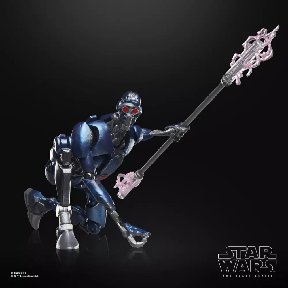 STAR WARS THE BLACK SERIES MAGNAGUARD. La línea Star Wars The Black Series incluye figuras, vehículos y artículos para juego de rol inspirados en los más de 40 años de legado que nos ha dado la galaxia de Star Wars. Para que los fans puedan recrear escenas galácticas de los cómics, las películas y las series con fidelidad. Con características y detalles excelentes, la línea The Black Series personifica la calidad y el realismo que los devotos de Star Wars adoran. ¡Que la Fuerza te acompañe!