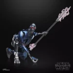 STAR WARS THE BLACK SERIES MAGNAGUARD. La línea Star Wars The Black Series incluye figuras, vehículos y artículos para juego de rol inspirados en los más de 40 años de legado que nos ha dado la galaxia de Star Wars. Para que los fans puedan recrear escenas galácticas de los cómics, las películas y las series con fidelidad. Con características y detalles excelentes, la línea The Black Series personifica la calidad y el realismo que los devotos de Star Wars adoran. ¡Que la Fuerza te acompañe!