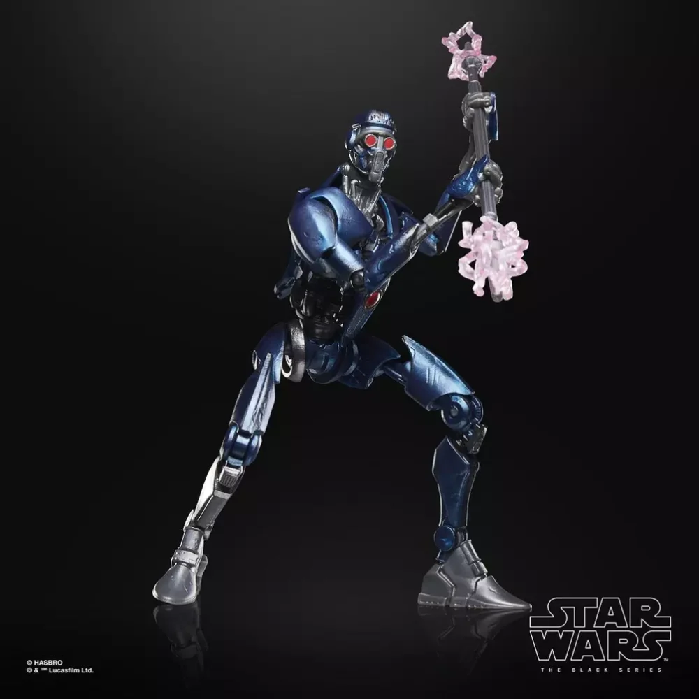 STAR WARS THE BLACK SERIES MAGNAGUARD. La línea Star Wars The Black Series incluye figuras, vehículos y artículos para juego de rol inspirados en los más de 40 años de legado que nos ha dado la galaxia de Star Wars. Para que los fans puedan recrear escenas galácticas de los cómics, las películas y las series con fidelidad. Con características y detalles excelentes, la línea The Black Series personifica la calidad y el realismo que los devotos de Star Wars adoran. ¡Que la Fuerza te acompañe!