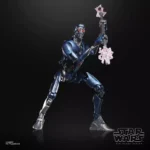 STAR WARS THE BLACK SERIES MAGNAGUARD. La línea Star Wars The Black Series incluye figuras, vehículos y artículos para juego de rol inspirados en los más de 40 años de legado que nos ha dado la galaxia de Star Wars. Para que los fans puedan recrear escenas galácticas de los cómics, las películas y las series con fidelidad. Con características y detalles excelentes, la línea The Black Series personifica la calidad y el realismo que los devotos de Star Wars adoran. ¡Que la Fuerza te acompañe!