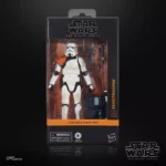 STAR WARS THE BLACK SERIES SANDTROOPER. La línea Star Wars The Black Series incluye figuras, vehículos y artículos para juego de rol inspirados en los más de 40 años de legado que nos ha dado la galaxia de Star Wars. Para que los fans puedan recrear escenas galácticas de los cómics, las películas y las series con fidelidad. Con características y detalles excelentes, la línea The Black Series personifica la calidad y el realismo que los devotos de Star Wars adoran. ¡Que la Fuerza te acompañe!