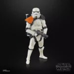 STAR WARS THE BLACK SERIES SANDTROOPER. La línea Star Wars The Black Series incluye figuras, vehículos y artículos para juego de rol inspirados en los más de 40 años de legado que nos ha dado la galaxia de Star Wars. Para que los fans puedan recrear escenas galácticas de los cómics, las películas y las series con fidelidad. Con características y detalles excelentes, la línea The Black Series personifica la calidad y el realismo que los devotos de Star Wars adoran. ¡Que la Fuerza te acompañe!