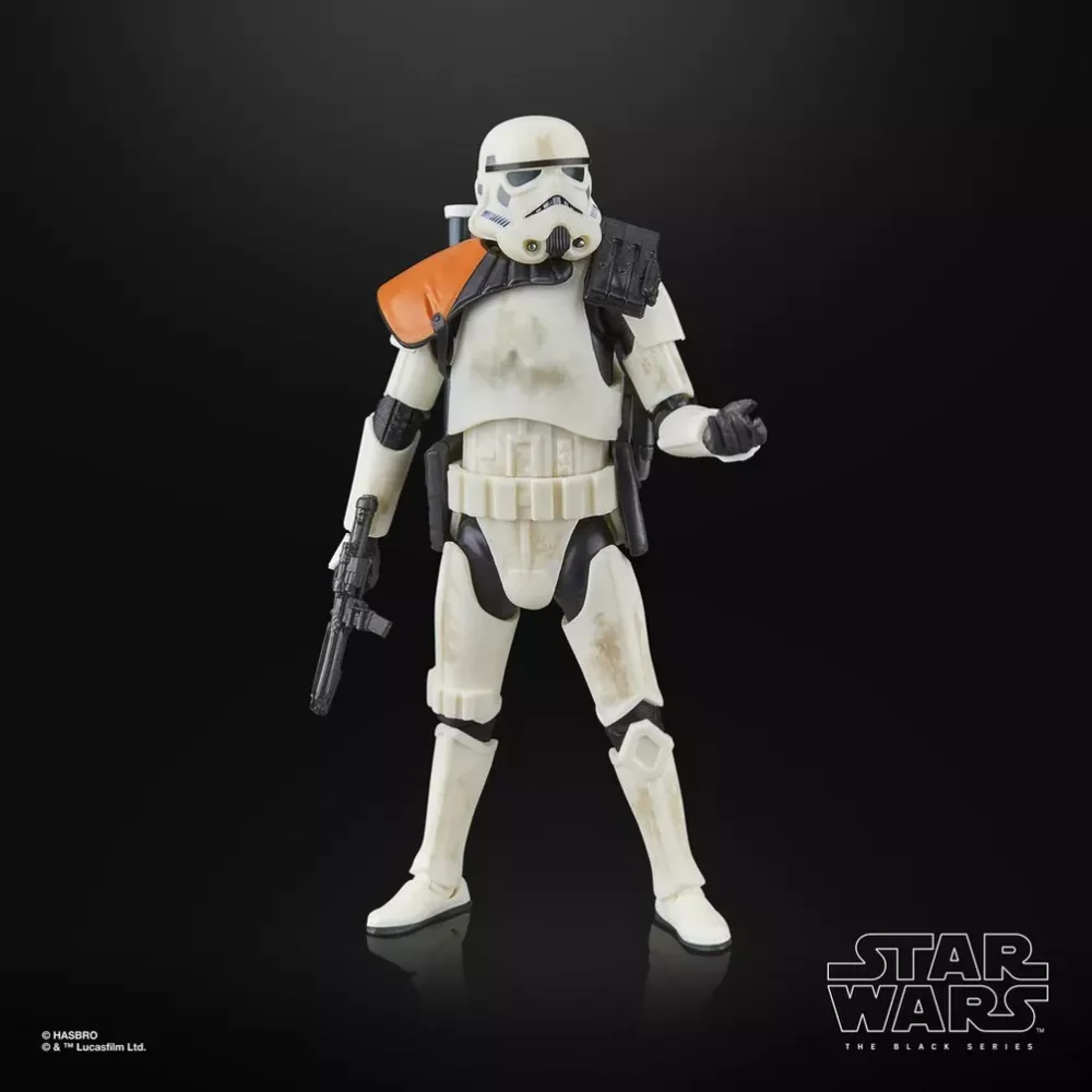 STAR WARS THE BLACK SERIES SANDTROOPER. La línea Star Wars The Black Series incluye figuras, vehículos y artículos para juego de rol inspirados en los más de 40 años de legado que nos ha dado la galaxia de Star Wars. Para que los fans puedan recrear escenas galácticas de los cómics, las películas y las series con fidelidad. Con características y detalles excelentes, la línea The Black Series personifica la calidad y el realismo que los devotos de Star Wars adoran. ¡Que la Fuerza te acompañe!