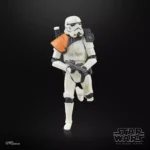 STAR WARS THE BLACK SERIES SANDTROOPER. La línea Star Wars The Black Series incluye figuras, vehículos y artículos para juego de rol inspirados en los más de 40 años de legado que nos ha dado la galaxia de Star Wars. Para que los fans puedan recrear escenas galácticas de los cómics, las películas y las series con fidelidad. Con características y detalles excelentes, la línea The Black Series personifica la calidad y el realismo que los devotos de Star Wars adoran. ¡Que la Fuerza te acompañe!