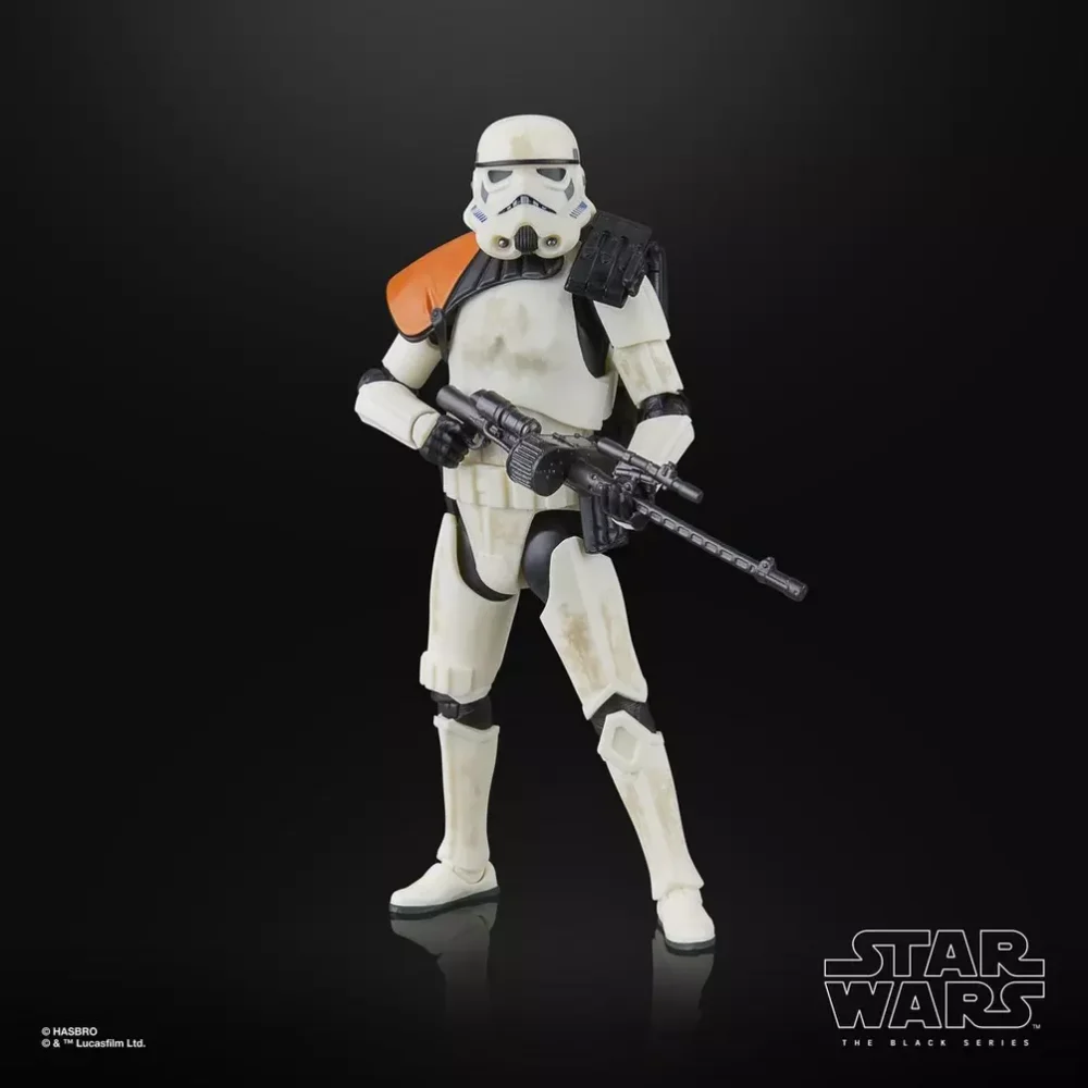 STAR WARS THE BLACK SERIES SANDTROOPER. La línea Star Wars The Black Series incluye figuras, vehículos y artículos para juego de rol inspirados en los más de 40 años de legado que nos ha dado la galaxia de Star Wars. Para que los fans puedan recrear escenas galácticas de los cómics, las películas y las series con fidelidad. Con características y detalles excelentes, la línea The Black Series personifica la calidad y el realismo que los devotos de Star Wars adoran. ¡Que la Fuerza te acompañe!
