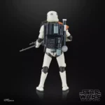 STAR WARS THE BLACK SERIES SANDTROOPER. La línea Star Wars The Black Series incluye figuras, vehículos y artículos para juego de rol inspirados en los más de 40 años de legado que nos ha dado la galaxia de Star Wars. Para que los fans puedan recrear escenas galácticas de los cómics, las películas y las series con fidelidad. Con características y detalles excelentes, la línea The Black Series personifica la calidad y el realismo que los devotos de Star Wars adoran. ¡Que la Fuerza te acompañe!