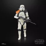 STAR WARS THE BLACK SERIES SANDTROOPER. La línea Star Wars The Black Series incluye figuras, vehículos y artículos para juego de rol inspirados en los más de 40 años de legado que nos ha dado la galaxia de Star Wars. Para que los fans puedan recrear escenas galácticas de los cómics, las películas y las series con fidelidad. Con características y detalles excelentes, la línea The Black Series personifica la calidad y el realismo que los devotos de Star Wars adoran. ¡Que la Fuerza te acompañe!