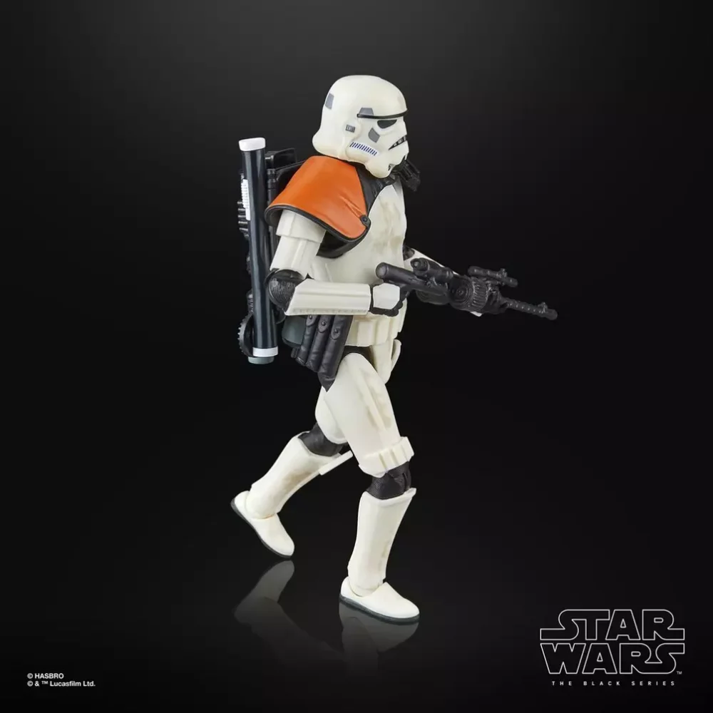 STAR WARS THE BLACK SERIES SANDTROOPER. La línea Star Wars The Black Series incluye figuras, vehículos y artículos para juego de rol inspirados en los más de 40 años de legado que nos ha dado la galaxia de Star Wars. Para que los fans puedan recrear escenas galácticas de los cómics, las películas y las series con fidelidad. Con características y detalles excelentes, la línea The Black Series personifica la calidad y el realismo que los devotos de Star Wars adoran. ¡Que la Fuerza te acompañe!