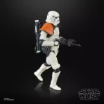 STAR WARS THE BLACK SERIES SANDTROOPER. La línea Star Wars The Black Series incluye figuras, vehículos y artículos para juego de rol inspirados en los más de 40 años de legado que nos ha dado la galaxia de Star Wars. Para que los fans puedan recrear escenas galácticas de los cómics, las películas y las series con fidelidad. Con características y detalles excelentes, la línea The Black Series personifica la calidad y el realismo que los devotos de Star Wars adoran. ¡Que la Fuerza te acompañe!