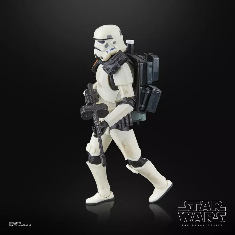 STAR WARS THE BLACK SERIES SANDTROOPER. La línea Star Wars The Black Series incluye figuras, vehículos y artículos para juego de rol inspirados en los más de 40 años de legado que nos ha dado la galaxia de Star Wars. Para que los fans puedan recrear escenas galácticas de los cómics, las películas y las series con fidelidad. Con características y detalles excelentes, la línea The Black Series personifica la calidad y el realismo que los devotos de Star Wars adoran. ¡Que la Fuerza te acompañe!