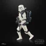 STAR WARS THE BLACK SERIES SANDTROOPER. La línea Star Wars The Black Series incluye figuras, vehículos y artículos para juego de rol inspirados en los más de 40 años de legado que nos ha dado la galaxia de Star Wars. Para que los fans puedan recrear escenas galácticas de los cómics, las películas y las series con fidelidad. Con características y detalles excelentes, la línea The Black Series personifica la calidad y el realismo que los devotos de Star Wars adoran. ¡Que la Fuerza te acompañe!