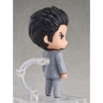 KAZUMA KIRYU YAKUZA NENDOROID. Se une a la colección Nendoroid de Good Smile Arts Shanghai la figura de Kazuma Kiryu. Mide 10 cm y está basada en el protagonista habitual de la saga de videojuegos "Yakuza".  Esta figura articulada incluye 3x placas faciales (seria, de batalla y cantando) y múltiples accesorios: 1x cigarrillo, 1x micrófono, 1x cono de tráfico, 1x base con soporte y otras partes opcionales para diferentes poses.  Puedes mostrarla junto a ICHIBAN KASUGA FIGURA 10 CM YAKUZA NENDOROID (se vende por separado).