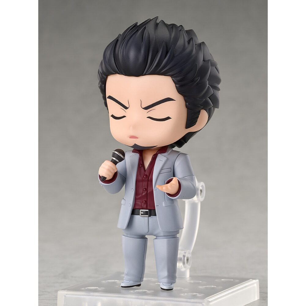 Kazuma kiryu yakuza nendoroid. Se une a la colección nendoroid de good smile arts shanghai la figura de kazuma kiryu. Mide 10 cm y está basada en el protagonista habitual de la saga de videojuegos "yakuza".   esta figura articulada incluye 3x placas faciales (seria, de batalla y cantando) y múltiples accesorios: 1x cigarrillo, 1x micrófono, 1x cono de tráfico, 1x base con soporte y otras partes opcionales para diferentes poses.   puedes mostrarla junto a ichiban kasuga figura 10 cm yakuza nendoroid (se vende por separado).