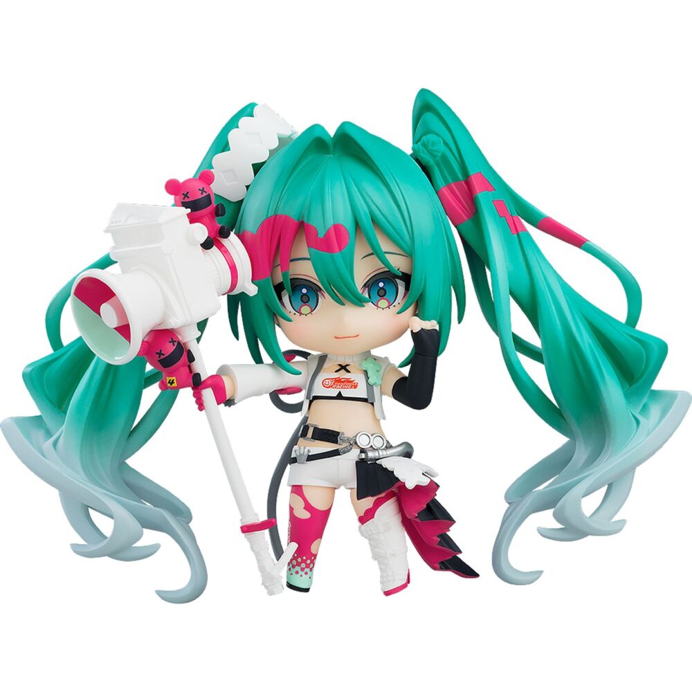 Racing miku 2025 hatsune miku gt project nendoroid. Good smile presenta la nendoroid de hatsune miku como racing miku versión 2025, el personaje oficial del "hatsune miku gt project" de 2025.   esta versión, diseñada por el ilustrador kei mochizuki, incluye 2x placas faciales (una sonriente y otra guiñando el ojo) y varios accesorios como 1x coche nendoroid, 1x megáfono y otras piezas para poses dinámicas.   la figura está articulada, mide aproximadamente 10 cm, está fabricada en plástico pintado y se entrega con base para su exposición.