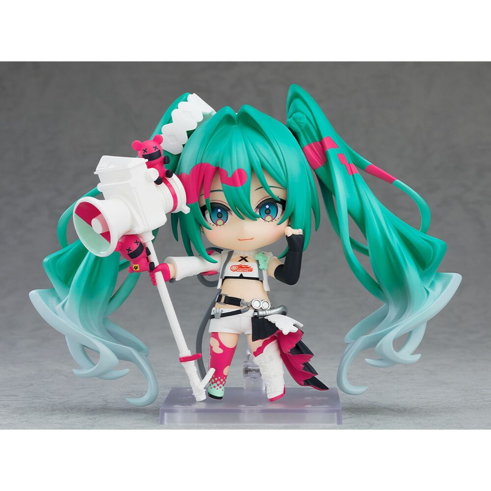 Racing miku 2025 hatsune miku gt project nendoroid. Good smile presenta la nendoroid de hatsune miku como racing miku versión 2025, el personaje oficial del "hatsune miku gt project" de 2025.   esta versión, diseñada por el ilustrador kei mochizuki, incluye 2x placas faciales (una sonriente y otra guiñando el ojo) y varios accesorios como 1x coche nendoroid, 1x megáfono y otras piezas para poses dinámicas.   la figura está articulada, mide aproximadamente 10 cm, está fabricada en plástico pintado y se entrega con base para su exposición.