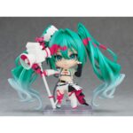 RACING MIKU 2025 HATSUNE MIKU GT PROJECT NENDOROID. Good Smile presenta la Nendoroid de Hatsune Miku como Racing Miku versión 2025, el personaje oficial del "Hatsune Miku GT Project" de 2025.  Esta versión, diseñada por el ilustrador Kei Mochizuki, incluye 2x placas faciales (una sonriente y otra guiñando el ojo) y varios accesorios como 1x coche Nendoroid, 1x megáfono y otras piezas para poses dinámicas.  La figura está articulada, mide aproximadamente 10 cm, está fabricada en plástico pintado y se entrega con base para su exposición.