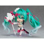 RACING MIKU 2025 HATSUNE MIKU GT PROJECT NENDOROID. Good Smile presenta la Nendoroid de Hatsune Miku como Racing Miku versión 2025, el personaje oficial del "Hatsune Miku GT Project" de 2025.  Esta versión, diseñada por el ilustrador Kei Mochizuki, incluye 2x placas faciales (una sonriente y otra guiñando el ojo) y varios accesorios como 1x coche Nendoroid, 1x megáfono y otras piezas para poses dinámicas.  La figura está articulada, mide aproximadamente 10 cm, está fabricada en plástico pintado y se entrega con base para su exposición.