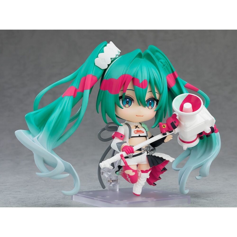 Racing miku 2025 hatsune miku gt project nendoroid. Good smile presenta la nendoroid de hatsune miku como racing miku versión 2025, el personaje oficial del "hatsune miku gt project" de 2025.   esta versión, diseñada por el ilustrador kei mochizuki, incluye 2x placas faciales (una sonriente y otra guiñando el ojo) y varios accesorios como 1x coche nendoroid, 1x megáfono y otras piezas para poses dinámicas.   la figura está articulada, mide aproximadamente 10 cm, está fabricada en plástico pintado y se entrega con base para su exposición.