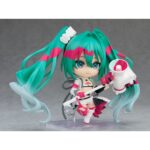 RACING MIKU 2025 HATSUNE MIKU GT PROJECT NENDOROID. Good Smile presenta la Nendoroid de Hatsune Miku como Racing Miku versión 2025, el personaje oficial del "Hatsune Miku GT Project" de 2025.  Esta versión, diseñada por el ilustrador Kei Mochizuki, incluye 2x placas faciales (una sonriente y otra guiñando el ojo) y varios accesorios como 1x coche Nendoroid, 1x megáfono y otras piezas para poses dinámicas.  La figura está articulada, mide aproximadamente 10 cm, está fabricada en plástico pintado y se entrega con base para su exposición.