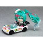 RACING MIKU 2025 HATSUNE MIKU GT PROJECT NENDOROID. Good Smile presenta la Nendoroid de Hatsune Miku como Racing Miku versión 2025, el personaje oficial del "Hatsune Miku GT Project" de 2025.  Esta versión, diseñada por el ilustrador Kei Mochizuki, incluye 2x placas faciales (una sonriente y otra guiñando el ojo) y varios accesorios como 1x coche Nendoroid, 1x megáfono y otras piezas para poses dinámicas.  La figura está articulada, mide aproximadamente 10 cm, está fabricada en plástico pintado y se entrega con base para su exposición.