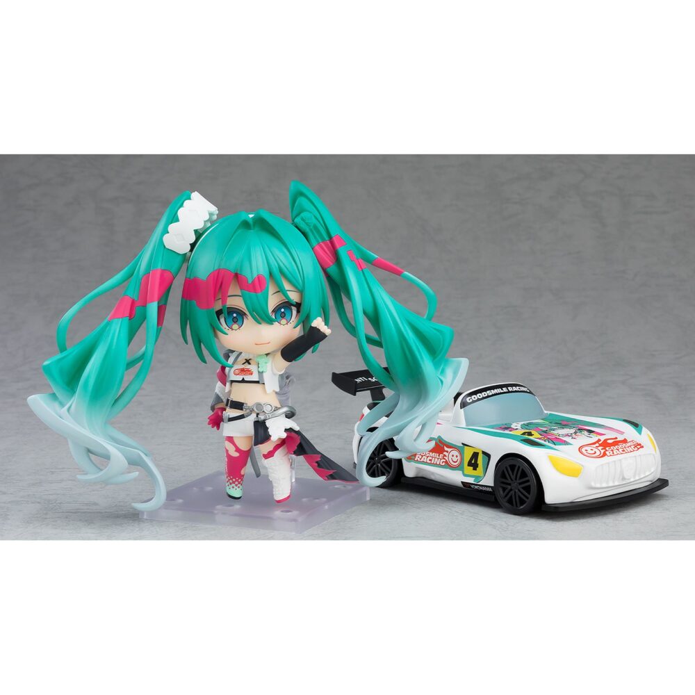 Racing miku 2025 hatsune miku gt project nendoroid. Good smile presenta la nendoroid de hatsune miku como racing miku versión 2025, el personaje oficial del "hatsune miku gt project" de 2025.   esta versión, diseñada por el ilustrador kei mochizuki, incluye 2x placas faciales (una sonriente y otra guiñando el ojo) y varios accesorios como 1x coche nendoroid, 1x megáfono y otras piezas para poses dinámicas.   la figura está articulada, mide aproximadamente 10 cm, está fabricada en plástico pintado y se entrega con base para su exposición.