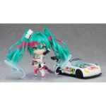 RACING MIKU 2025 HATSUNE MIKU GT PROJECT NENDOROID. Good Smile presenta la Nendoroid de Hatsune Miku como Racing Miku versión 2025, el personaje oficial del "Hatsune Miku GT Project" de 2025.  Esta versión, diseñada por el ilustrador Kei Mochizuki, incluye 2x placas faciales (una sonriente y otra guiñando el ojo) y varios accesorios como 1x coche Nendoroid, 1x megáfono y otras piezas para poses dinámicas.  La figura está articulada, mide aproximadamente 10 cm, está fabricada en plástico pintado y se entrega con base para su exposición.
