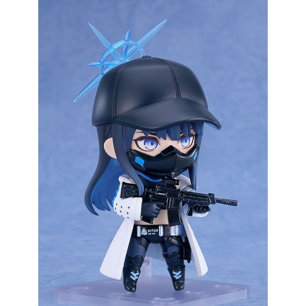 Saori joumae blue archive nendoroid. Good smile company introduce en su colección nendoroid la figura de saori joumae, la líder del escuadrón arius en el videojuego "blue archive". Esta figura articulada de aproximadamente 10 cm de altura incluye 3x placas faciales (sonriente, con ojos cerrados y con expresión de pánico) y varios accesorios como 1x fusil de asalto arius, 1x pistola, 1x máscara, además de otras piezas opcionales para distintas poses. Viene con una base soporte para su exposición.