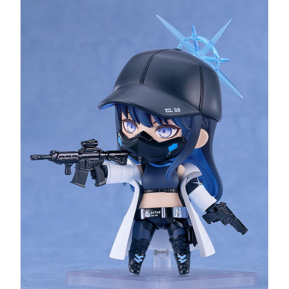 Saori joumae blue archive nendoroid. Good smile company introduce en su colección nendoroid la figura de saori joumae, la líder del escuadrón arius en el videojuego "blue archive". Esta figura articulada de aproximadamente 10 cm de altura incluye 3x placas faciales (sonriente, con ojos cerrados y con expresión de pánico) y varios accesorios como 1x fusil de asalto arius, 1x pistola, 1x máscara, además de otras piezas opcionales para distintas poses. Viene con una base soporte para su exposición.