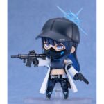 SAORI JOUMAE BLUE ARCHIVE NENDOROID. Good Smile Company introduce en su colección Nendoroid la figura de Saori Joumae, la líder del escuadrón Arius en el videojuego "Blue Archive". Esta figura articulada de aproximadamente 10 cm de altura incluye 3x placas faciales (sonriente, con ojos cerrados y con expresión de pánico) y varios accesorios como 1x fusil de asalto Arius, 1x pistola, 1x máscara, además de otras piezas opcionales para distintas poses. Viene con una base soporte para su exposición.