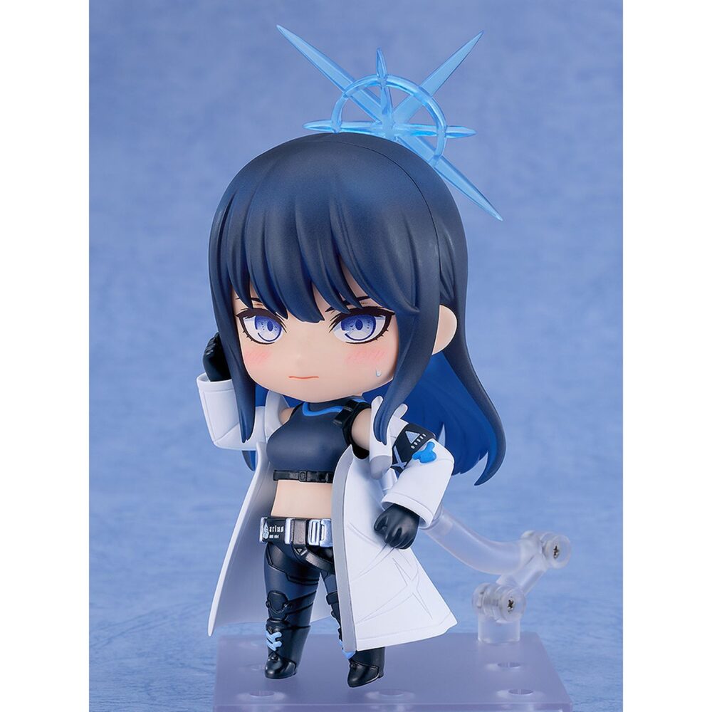 Saori joumae blue archive nendoroid. Good smile company introduce en su colección nendoroid la figura de saori joumae, la líder del escuadrón arius en el videojuego "blue archive". Esta figura articulada de aproximadamente 10 cm de altura incluye 3x placas faciales (sonriente, con ojos cerrados y con expresión de pánico) y varios accesorios como 1x fusil de asalto arius, 1x pistola, 1x máscara, además de otras piezas opcionales para distintas poses. Viene con una base soporte para su exposición.