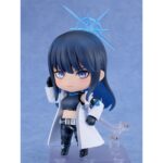 SAORI JOUMAE BLUE ARCHIVE NENDOROID. Good Smile Company introduce en su colección Nendoroid la figura de Saori Joumae, la líder del escuadrón Arius en el videojuego "Blue Archive". Esta figura articulada de aproximadamente 10 cm de altura incluye 3x placas faciales (sonriente, con ojos cerrados y con expresión de pánico) y varios accesorios como 1x fusil de asalto Arius, 1x pistola, 1x máscara, además de otras piezas opcionales para distintas poses. Viene con una base soporte para su exposición.