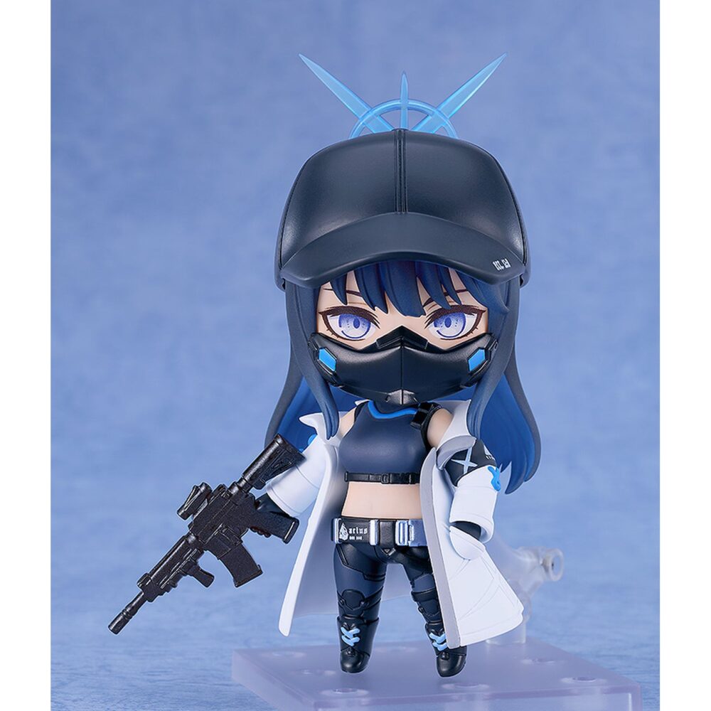 Saori joumae blue archive nendoroid. Good smile company introduce en su colección nendoroid la figura de saori joumae, la líder del escuadrón arius en el videojuego "blue archive". Esta figura articulada de aproximadamente 10 cm de altura incluye 3x placas faciales (sonriente, con ojos cerrados y con expresión de pánico) y varios accesorios como 1x fusil de asalto arius, 1x pistola, 1x máscara, además de otras piezas opcionales para distintas poses. Viene con una base soporte para su exposición.