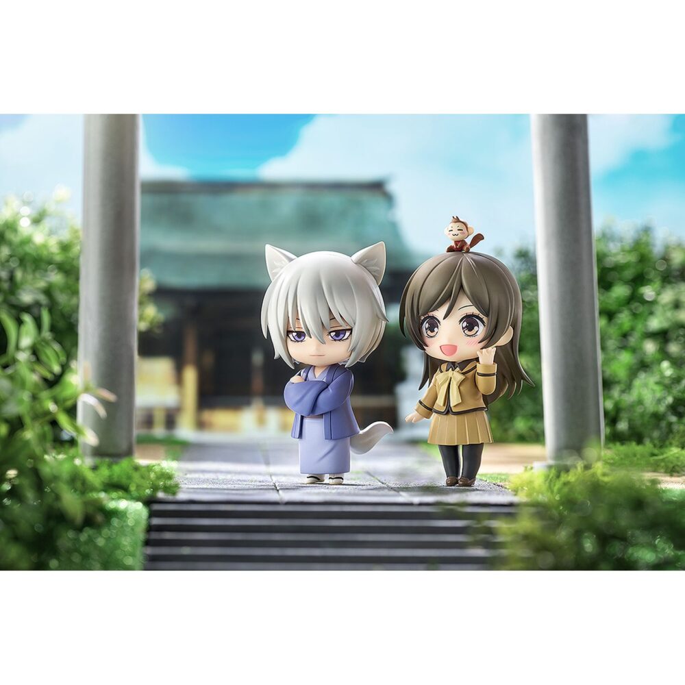 Tomoe: fox spirit kamisama kiss nendoroid ligh. Good smile arts shanghai lanza la figura de tomoe en su versión espíritu zorro del anime "kamisama kiss". Pertenece a la línea  nendoroid light, una opción más asequible y con menos piezas, pero que mantiene la compatibilidad de cabeza y placas faciales con las nendoroid estándar. Incluye 1x placa facial, 1x cuerpo con brazos y piernas, y 1x pipa como accesorio opcional. Mide aproximadamente 10 cm. Incluye base para exposición.