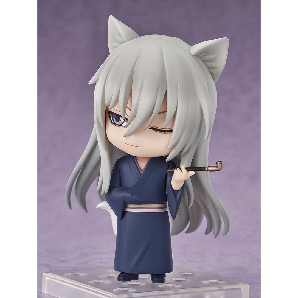 Tomoe: fox spirit kamisama kiss nendoroid ligh. Good smile arts shanghai lanza la figura de tomoe en su versión espíritu zorro del anime "kamisama kiss". Pertenece a la línea  nendoroid light, una opción más asequible y con menos piezas, pero que mantiene la compatibilidad de cabeza y placas faciales con las nendoroid estándar. Incluye 1x placa facial, 1x cuerpo con brazos y piernas, y 1x pipa como accesorio opcional. Mide aproximadamente 10 cm. Incluye base para exposición.
