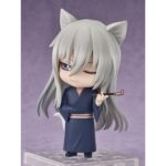TOMOE: FOX SPIRIT KAMISAMA KISS NENDOROID LIGH. Good Smile Arts Shanghai lanza la figura de Tomoe en su versión espíritu zorro del anime "Kamisama Kiss". Pertenece a la línea  Nendoroid Light, una opción más asequible y con menos piezas, pero que mantiene la compatibilidad de cabeza y placas faciales con las Nendoroid estándar. Incluye 1x placa facial, 1x cuerpo con brazos y piernas, y 1x pipa como accesorio opcional. Mide aproximadamente 10 cm. Incluye base para exposición.