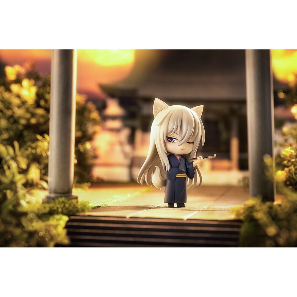 Tomoe: fox spirit kamisama kiss nendoroid ligh. Good smile arts shanghai lanza la figura de tomoe en su versión espíritu zorro del anime "kamisama kiss". Pertenece a la línea  nendoroid light, una opción más asequible y con menos piezas, pero que mantiene la compatibilidad de cabeza y placas faciales con las nendoroid estándar. Incluye 1x placa facial, 1x cuerpo con brazos y piernas, y 1x pipa como accesorio opcional. Mide aproximadamente 10 cm. Incluye base para exposición.