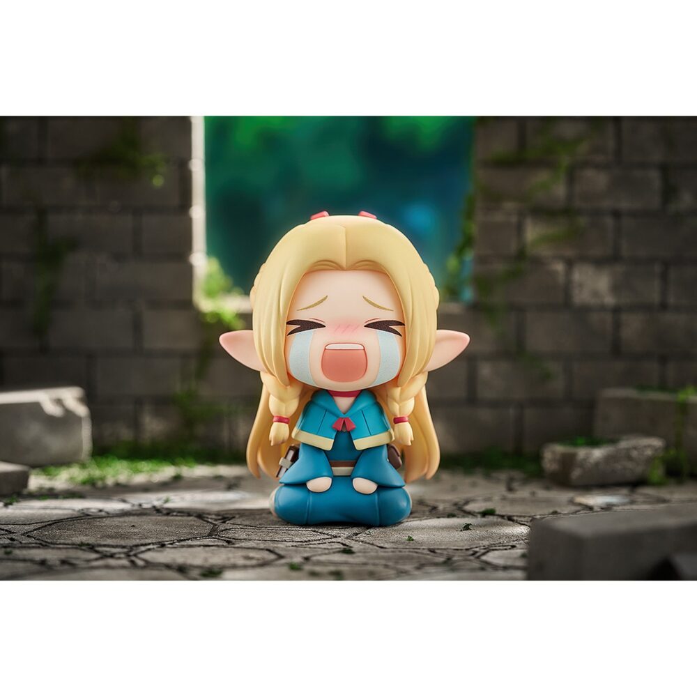 Marcille delicious in dungeon qset. Good smile arts shanghai lanza, como parte de la colección qset+, la adorable figura chibi de marcille, basada en el personaje del anime "delicious in dungeon" ("tragones y mazmorras" en españa). La elfa se representa en un formato no articulado de aproximadamente 7 cm de alto, con un diseño lleno de detalles. Viene en una caja con ventana.