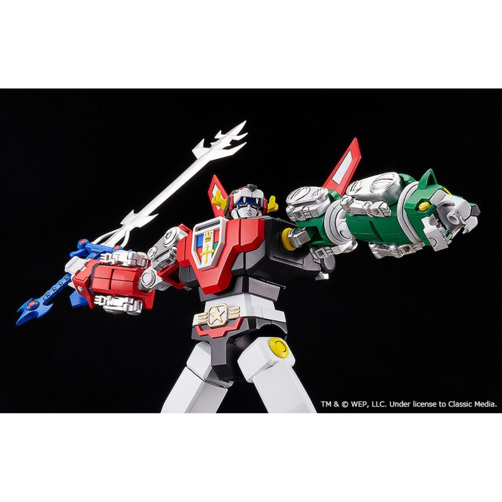 Voltron moderoid. Good smile company vuelve a presentar, dentro de la colección moderoid, el model kit de voltron. Una vez montado, mide 20 cm y está basado en el personaje del anime "voltron". Cuenta con varios puntos de articulación e incluye 2x tipos de cabeza para el león azul y el león amarillo, que pueden usarse de forma individual o combinada. También contiene 1x espada ardiente, 1x lanza de combate solar, 1x espada láser giratoria y 1x cuchillas bucales para cada león.