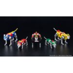 VOLTRON MODEROID. Good Smile Company vuelve a presentar, dentro de la colección Moderoid, el model kit de Voltron. Una vez montado, mide 20 cm y está basado en el personaje del anime "Voltron". Cuenta con varios puntos de articulación e incluye 2x tipos de cabeza para el león azul y el león amarillo, que pueden usarse de forma individual o combinada. También contiene 1x espada ardiente, 1x lanza de combate solar, 1x espada láser giratoria y 1x cuchillas bucales para cada león.
