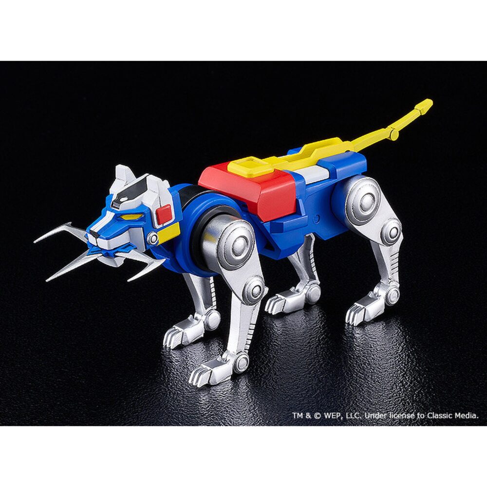 Voltron moderoid. Good smile company vuelve a presentar, dentro de la colección moderoid, el model kit de voltron. Una vez montado, mide 20 cm y está basado en el personaje del anime "voltron". Cuenta con varios puntos de articulación e incluye 2x tipos de cabeza para el león azul y el león amarillo, que pueden usarse de forma individual o combinada. También contiene 1x espada ardiente, 1x lanza de combate solar, 1x espada láser giratoria y 1x cuchillas bucales para cada león.